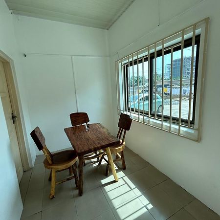 Big & Confortable House In Oxford Street Barnor Apartment Accra Ngoại thất bức ảnh