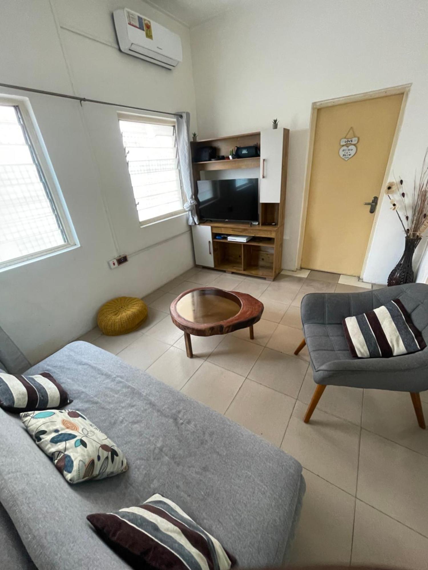 Big & Confortable House In Oxford Street Barnor Apartment Accra Ngoại thất bức ảnh