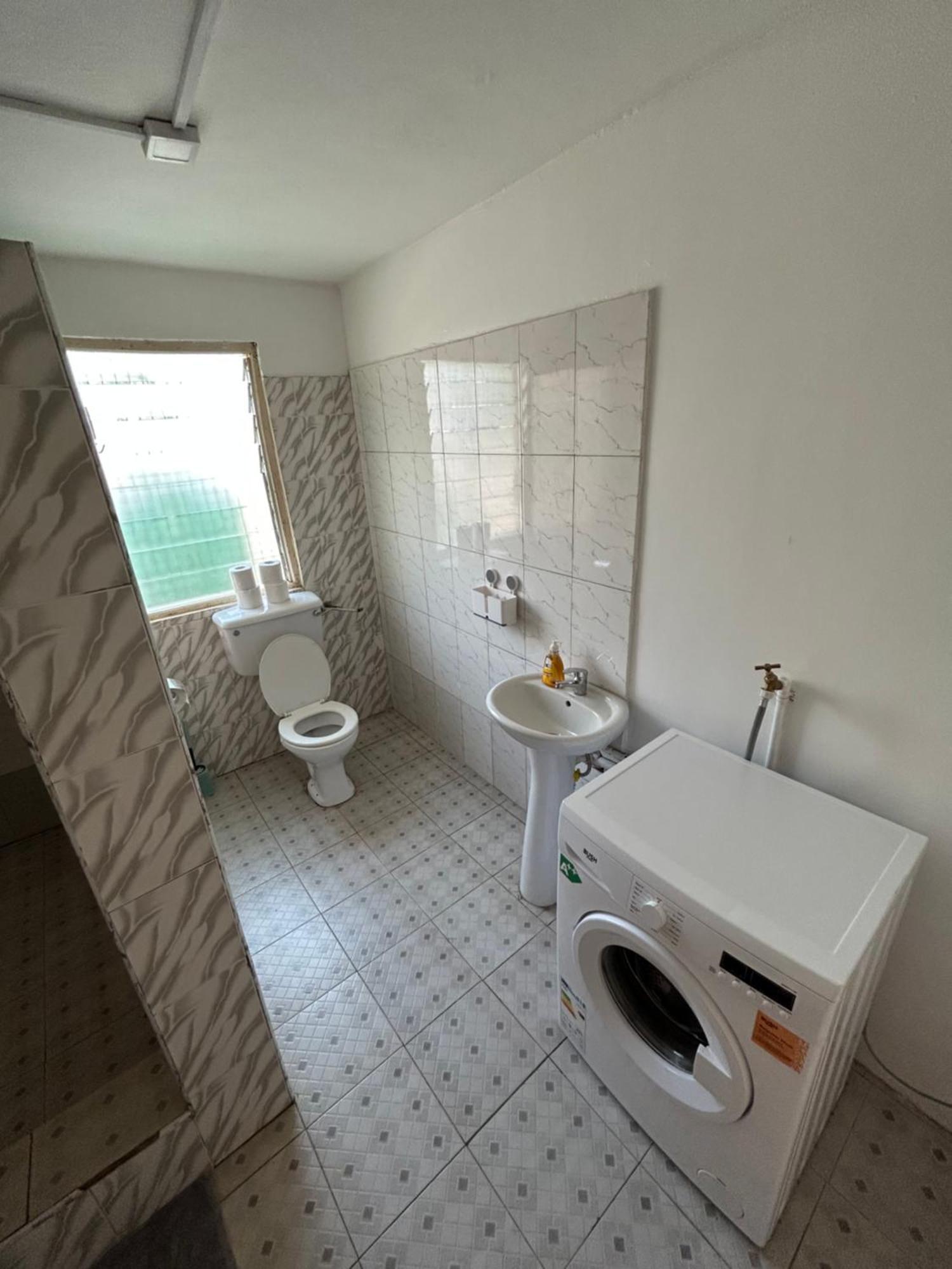 Big & Confortable House In Oxford Street Barnor Apartment Accra Ngoại thất bức ảnh